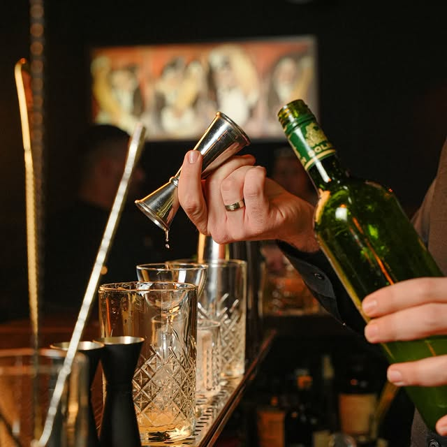 Miksolog priprema koktel u Holy Moly baru